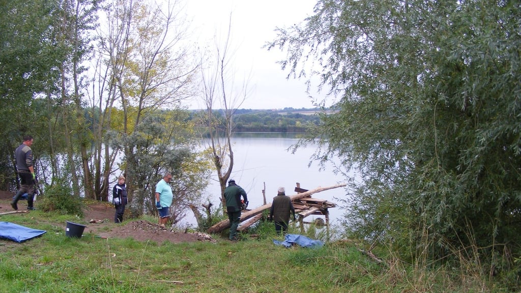 Am Kiessee bei Wallhausen haben Angler jede Menge Unrat beräumt und auch illegal errichtete Stege abgerissen.