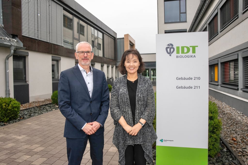 Ulrich Valley und Sally Choe leiten die IDT-Biologika in Dessau.