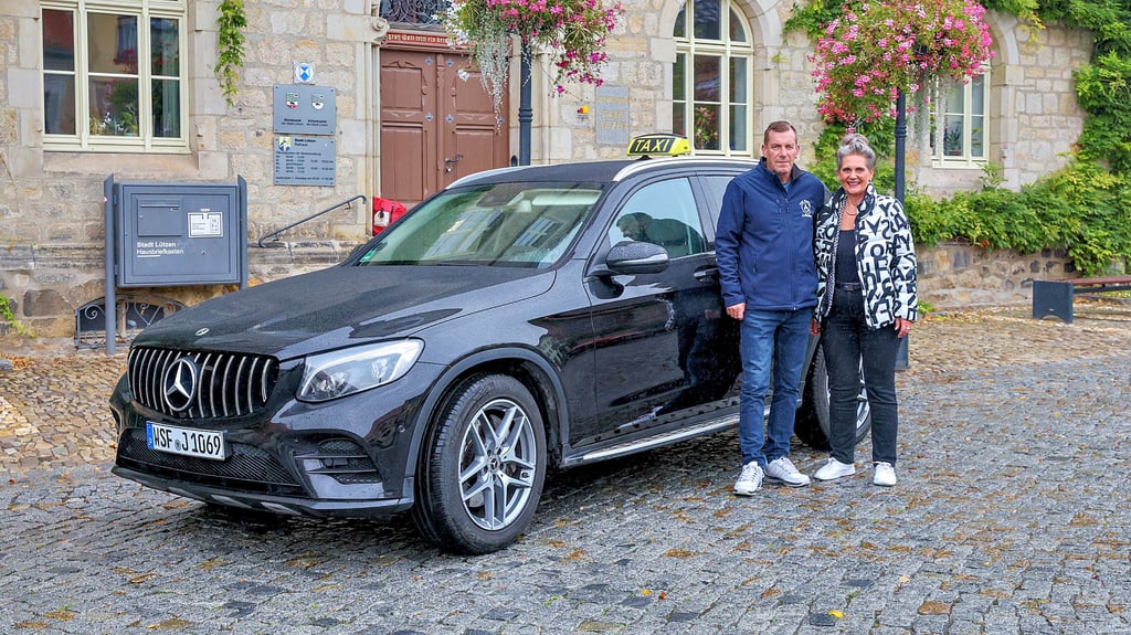Taxiunternehmer Jens Heßler aus Lützen steht mit Landtagspolitikerin Elke Simon-Kuch an seinem neuen schwarzen Fahrzeug. Es ist das erste nicht-beigefarbene Taxiauto im Burgenlandkreis.
