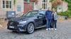 Taxiunternehmer  Jens Heßler aus Lützen steht  mit Landtagspolitikerin  Elke Simon-Kuch an seinem neuen schwarzen Fahrzeug.  Es ist das erste nicht-beigefarbene Taxiauto im Burgenlandkreis.