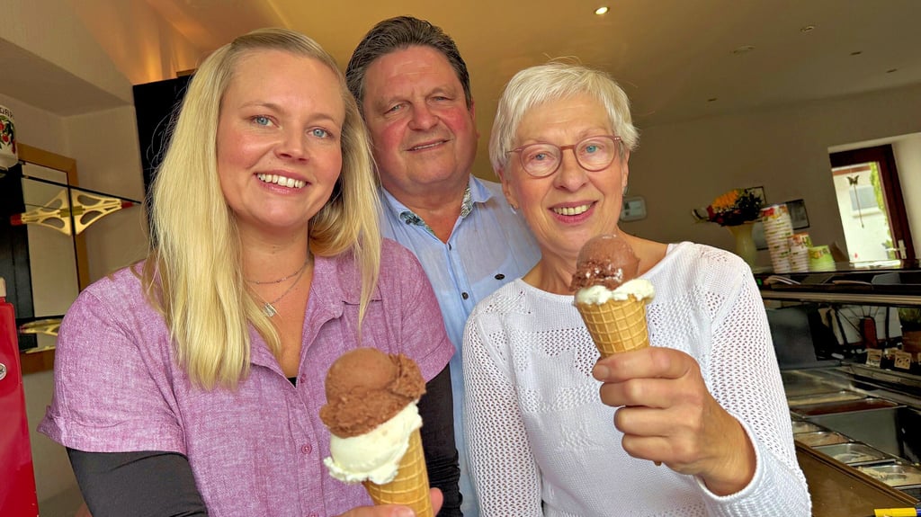 Die Eisdiele Blechschmidt in Zörbig schließt endgültig. Anne Kießler, Gerald Blechschmidt und Annegret Heinrich (v.l.) servieren das letzte Eis.