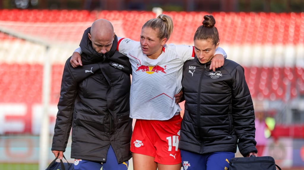 Marleen Schimmer wird nach ihrer Verletzung gestützt.