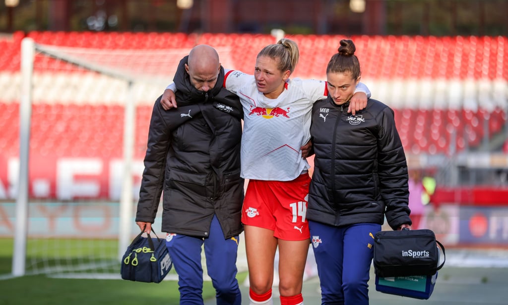 Marleen Schimmer wird nach ihrer Verletzung gestützt.