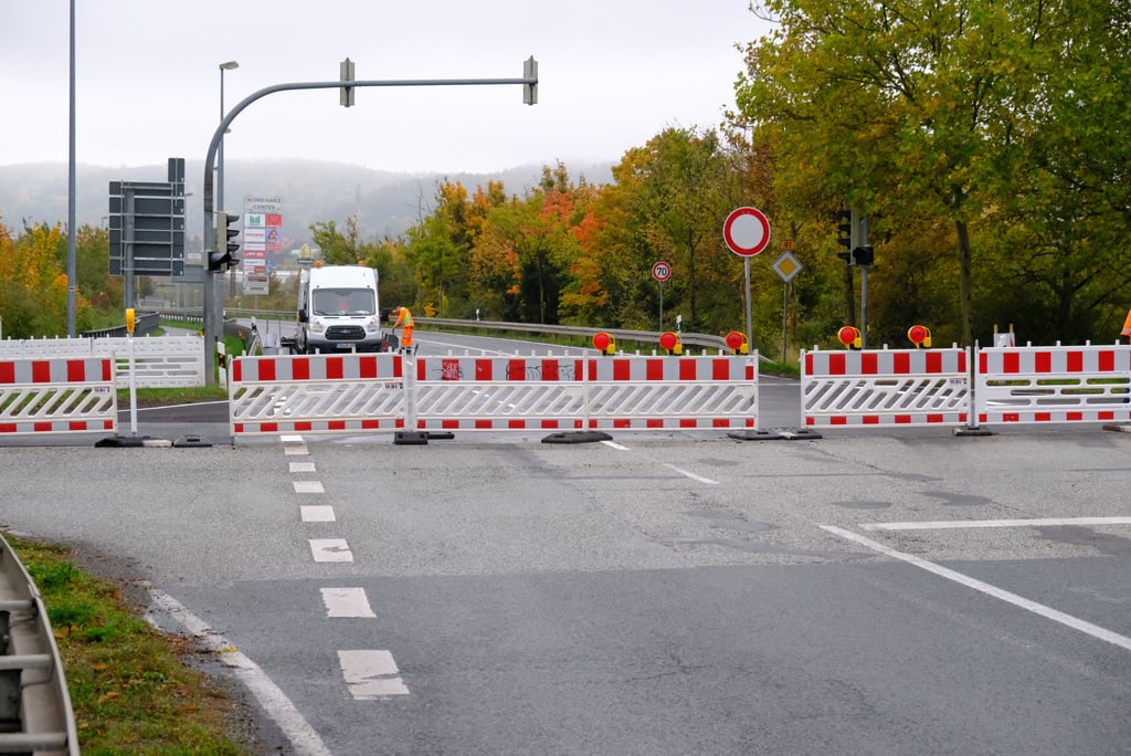 Die Sanierungsarbeiten an der B81 in Blankenburg sind im Abschnitt zwischen Kreuzung Neue Halberstädter Straße/Burg und Festung Regenstein/Autobahn 36 beendet. Die Baustelle zieht am Freitag, 10. Oktober 2025, wieder stadteinwärts.