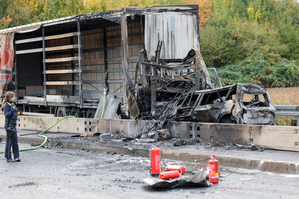 Bei einem Unfall auf der A59 bei Köln ist ein Mensch getötet worden.
