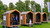 Mini-Büros auf der grünen Wiese: Sogenannte Tiny Spaces dienen als Arbeitsräume und Kreativwerkstatt im Start-up-Zentrum in Beeskow.
