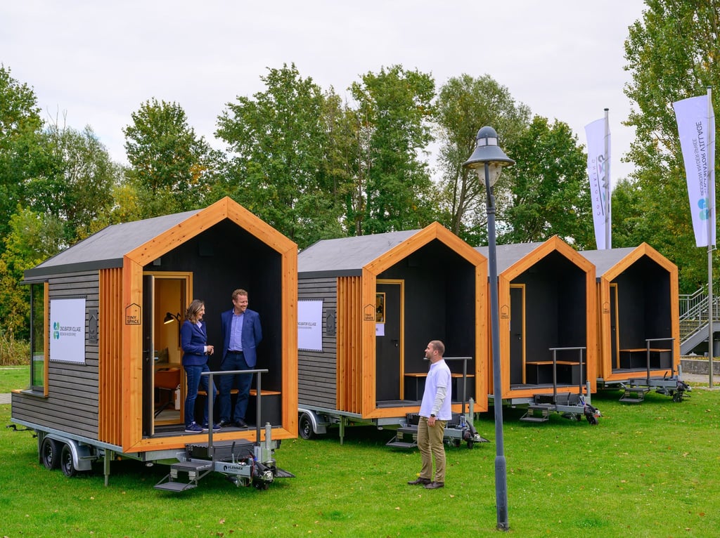 Mini-Büros auf der grünen Wiese: Sogenannte Tiny Spaces dienen als Arbeitsräume und Kreativwerkstatt im Start-up-Zentrum in Beeskow.