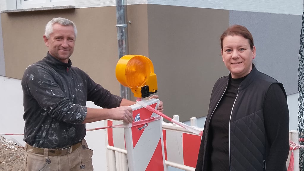 Jana Deinert-Jung und Enrico Jung vor dem neuen Haus in der Großen Schulstraße in Genthin.
