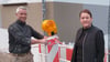 Jana Deinert-Jung und Enrico Jung vor dem neuen Haus in der Großen Schulstraße in Genthin.