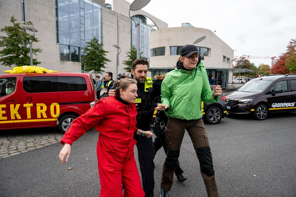 Greenpeace Aktivisten werden vor dem Kanzleramt von der Polizei abgeführt.