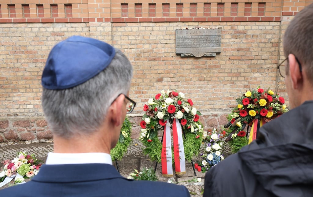 Halles Bürgermeister Egbert Geier (SPD) legte einen Kranz nieder.