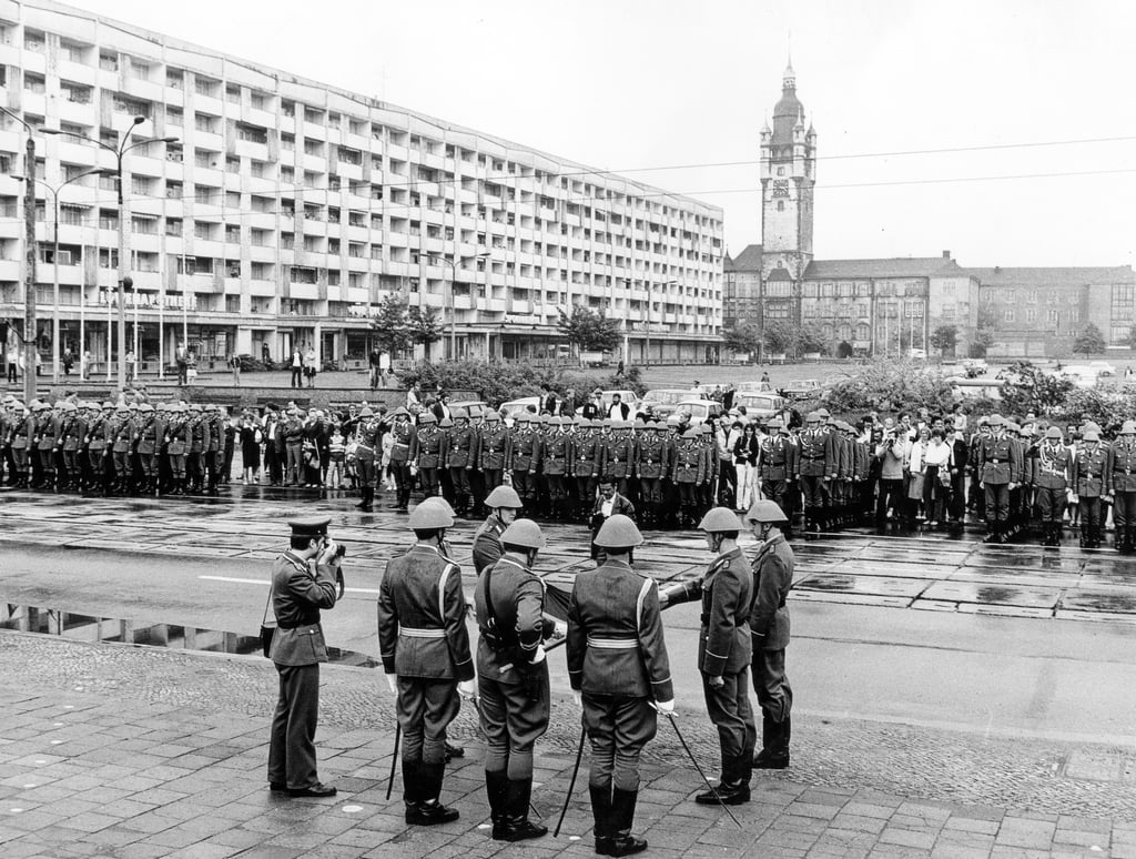 Eine öffentliche Vereidigung von NVA-Soldaten im Jahr 1984 am damaligen Romanjukplatz, wo heute das Rathaus-Center steht.