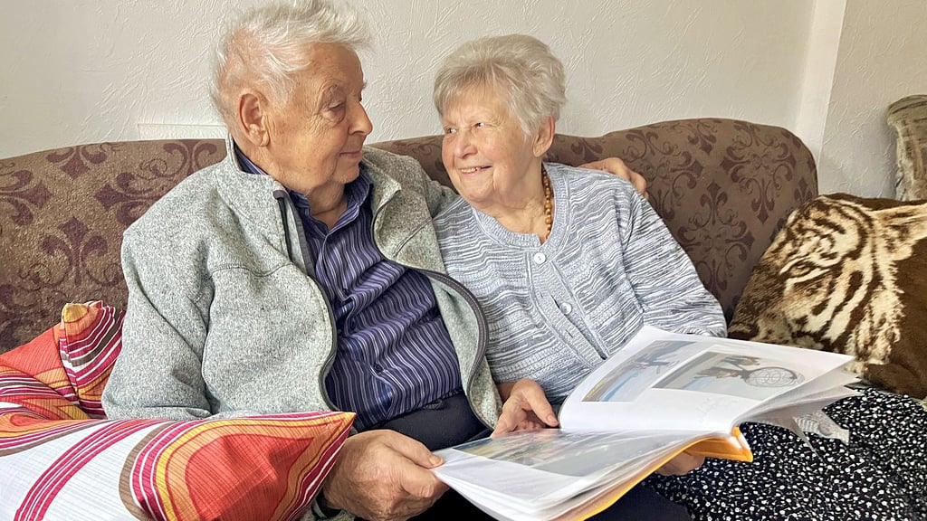 Helga und Hellfried Liebscher aus Aschersleben erinnern sich an Höhepunkte in ihrem gemeinsamen Leben, die sie auf Fotos festgehalten haben.