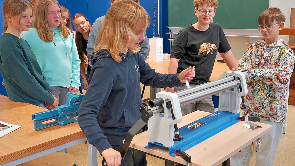 An der Biegemaschine im Technikraum der Gemeinschaftsschule „Adam Olearius“ wird Metall gebogen.