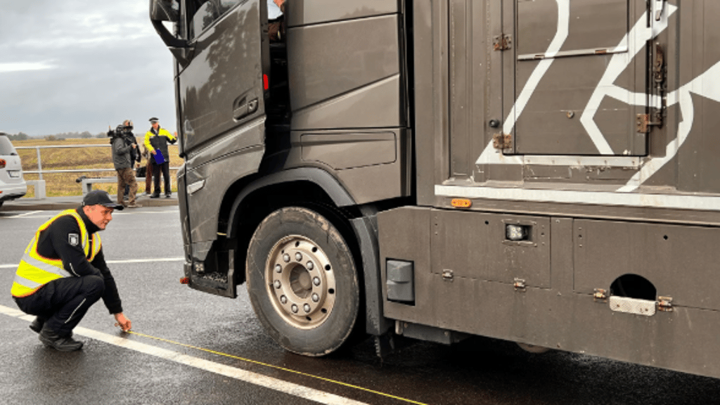 Ein Beamter vom Bundesamt für Logistik und Mobilität misst die Länge eines Tiertransporters mit Hänger. Maximal darf das Gespann 18,75 Meter lang sein.