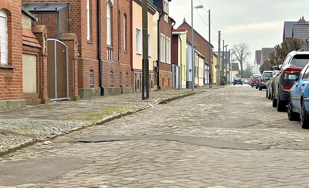 Die vom Stadtzentrum abgehende Tangerhütter Blumenstraße ist eine der ersten Straßen, die vom Sondervermögen des Bundes profitieren sollen. Immer wieder war es dort in der Vergangenheit zu Absackungen und Straßeneinbrüchen gekommen.
