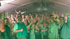 Der Blick von der Bühne im Festzelt zeigt die ausgelassene Stimmung zur Liveband „Empire“, die beim Oktoberfest auftrat. 