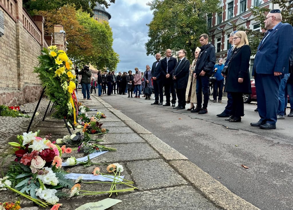 Das stille Gedenken ging auch vor der Synagoge in Halle auf der Straße weiter.
