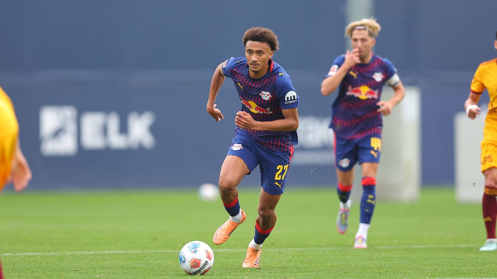 Tidiam Gomis (vorne) im Testspiel gegen Dukla Prag.