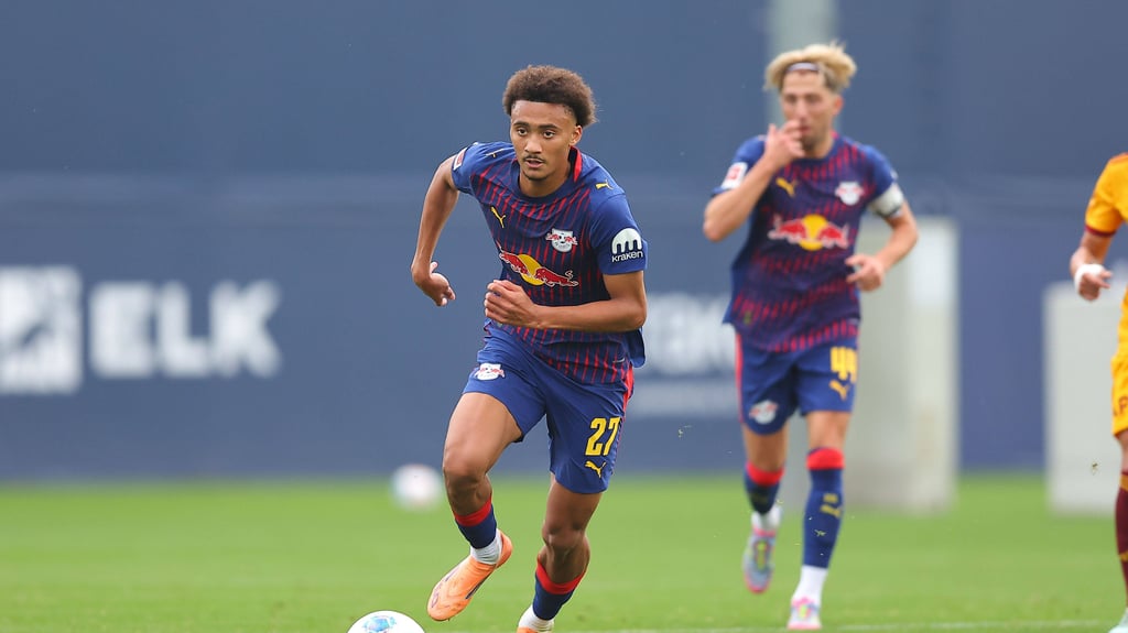 Tidiam Gomis (vorne) im Testspiel gegen Dukla Prag.