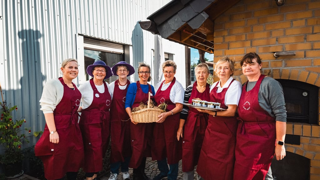 Die Landfrauen aus Ochtmersleben kochen am Samstag, 11. Oktober, von 11 bis 16 Uhr Zuckerrübensirup für die Gäste. Auch Gebäck gibt es vor Ort.
