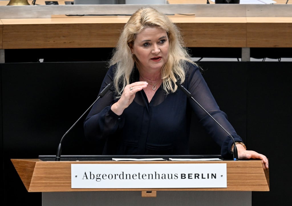 Die AfD-Fraktionsvorsitzende Kristin Brinker kritisierte den Nachtragshaushalt wegen der Mittel für die Flüchtlingsunterbringung.