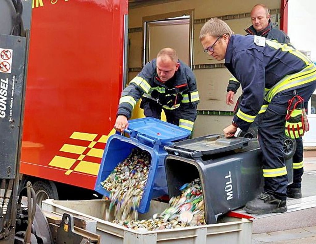 Finale beim Kronkorkensammeln: Die Kameraden der Feuerwehr Dölbau - Wehrleiter Christoph Schmidt, Sprecher Michael Drews und Wehrleiter-Stellvertreter Stefan Blasinski (v.l.) - sind am Mittwoch zu einem besonderen Einsatz zum Schrottplatz der Scholz Recycling GmbH im Trothaer Hafen ausgerückt.