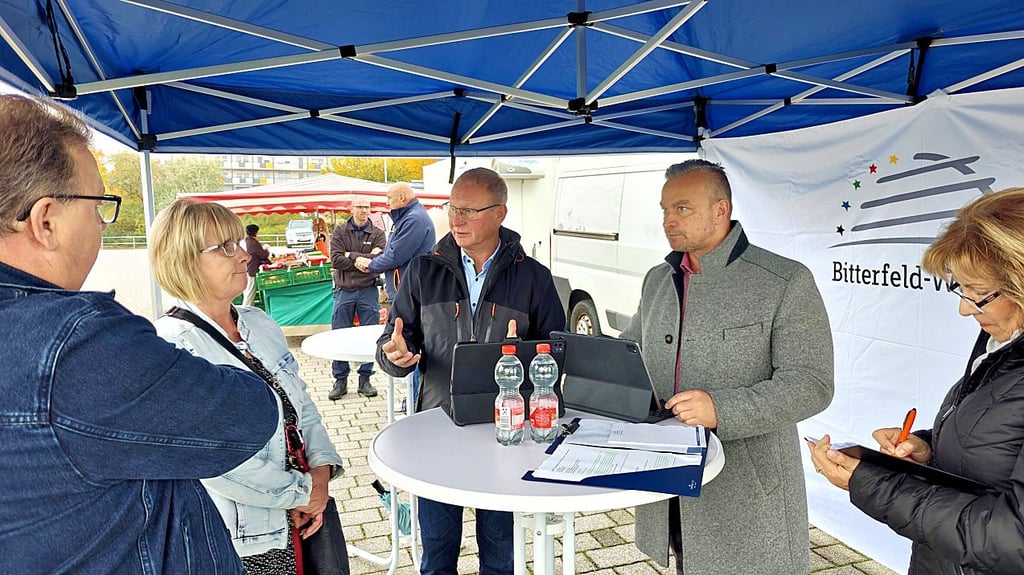 Jens Schöne und Annett Mokry sprechen bei Armin Schenk und Andy Grabner (v.l.) Probleme an. Eine Mitarbeiterin der Stadt hält diese fest.