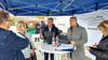 Jens Schöne und Annett Mokry sprechen bei Armin Schenk und Andy Grabner (v.l.)  Probleme an.  Eine Mitarbeiterin der Stadt hält diese fest.