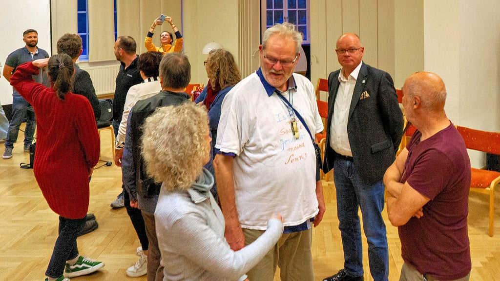Neben Gesprächen in kleinen Gruppen gab es beim Bürgerdialog im Ascherslebener Bestehornhaus auch Gelegenheiten zum Austausch in größerer Runde.
