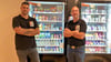 Ralf Tänzer und Michel Schmidt vor den beiden Snack-Automaten, die in einer Kurklinik in Bad Schmiedeberg aufgestellt worden sind.