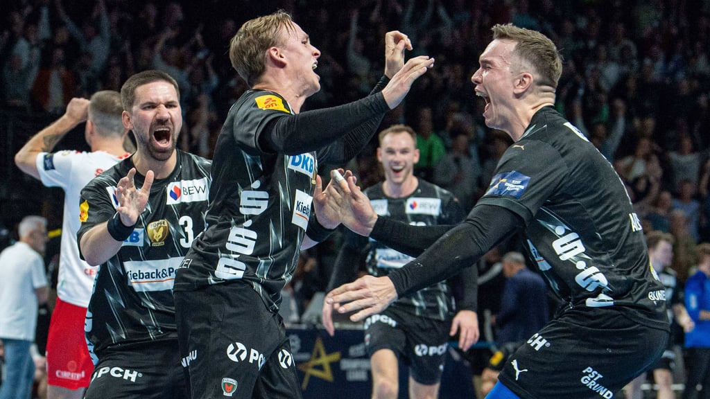 Tobias Gröndahl (M.) traf in letzter Sekunde per Siebenmeter zum 32:31-Endstand für die Füchse Berlin gegen Dinamo Bukarest.