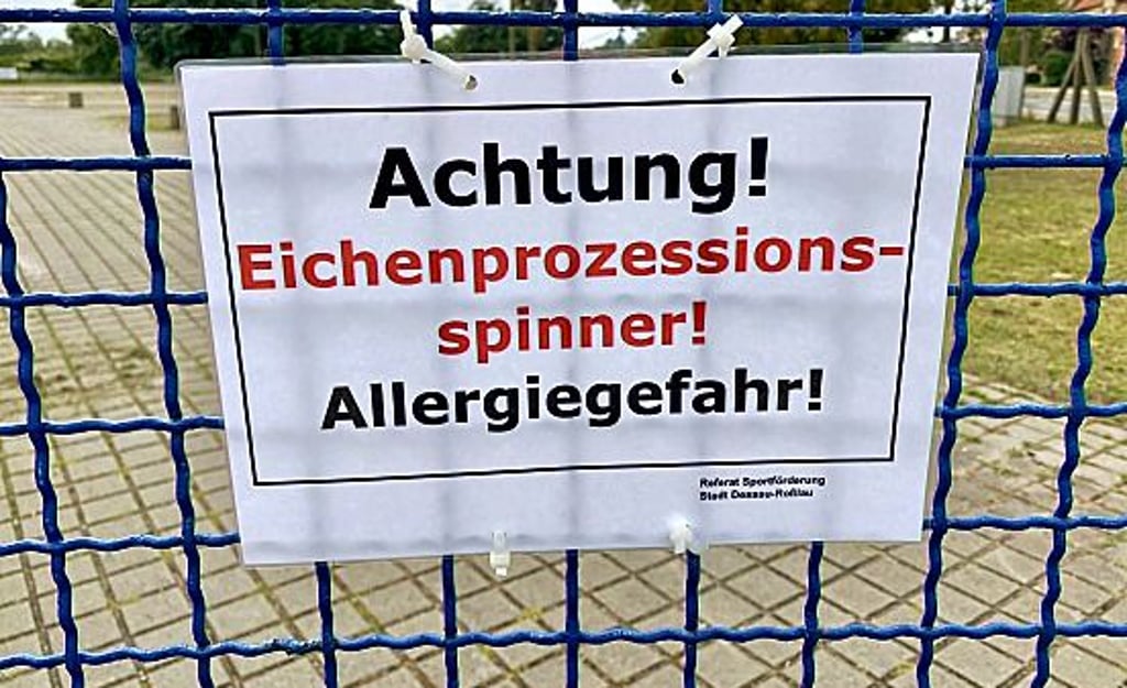 Warnschild am Stadion