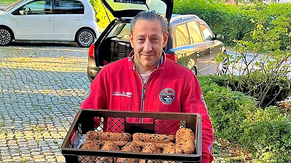 Bäckermeister Daniel Wittstock hat die ersten Domstollen ins Pfarrhaus Havelberg gebracht. Im Keller reifen sie für vier Wochen.