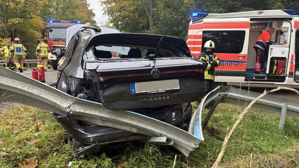 Die Bundesstraße 185 bei Ballenstedt im Harz musste nach einem Autounfall gesperrt werden.