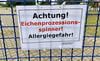 Warnschild am Stadion