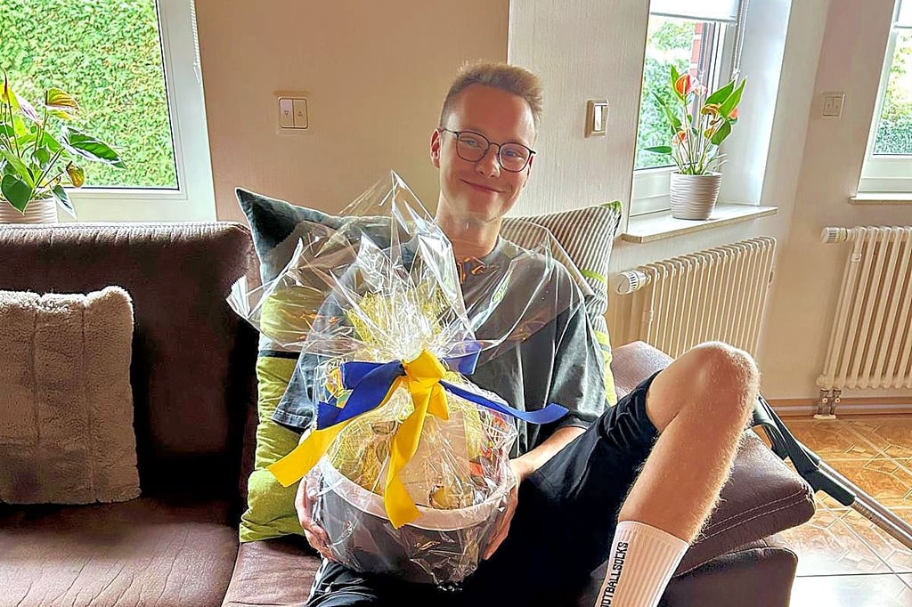 ZWK-Spieler Kevin Trabert geht es nach seiner Operation den Umständen entsprechend gut. „Im Krankenhaus wollten mich schon viele Leute besuchen, aber das war wegen der Warterei auf die OP und die starken Schmerzen nicht möglich. Jetzt können aber alle gern kommen“, sagt der 23-Jährige, der sich zu Hause in Nebra erholt.