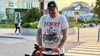 Vor dem Urlaubsdrama: Axel Galke aus Blankenburg mit dem Kinderwagen seiner Enkelin beim Bummel durch Siofok (Ungarn). 