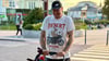 Vor dem Urlaubsdrama: Axel Galke aus Blankenburg mit dem Kinderwagen seiner Enkelin beim Bummel durch Siofok (Ungarn). 