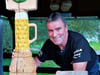 Für die „Hopfenmeile“ schnitzte Torsten Richter per Kettensäge auch eine riesige Hopfendolde und einen Bierhumpen, bemalte diese mit Acrylfarbe. 