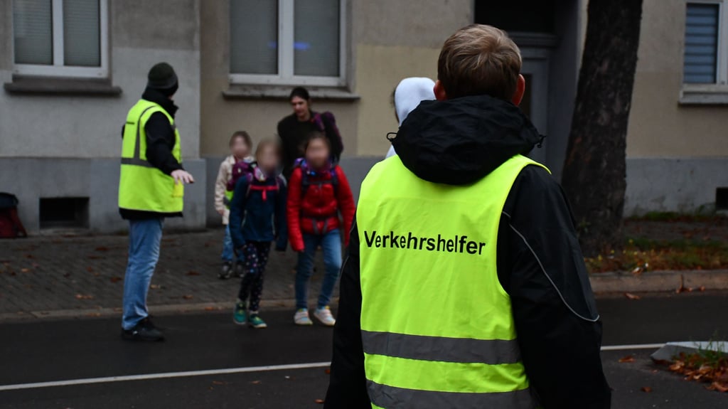 Verkehrshelfer sind an der Liebknechtstraße in Magdeburg im Einsatz, um Grundschülern zu helfen.