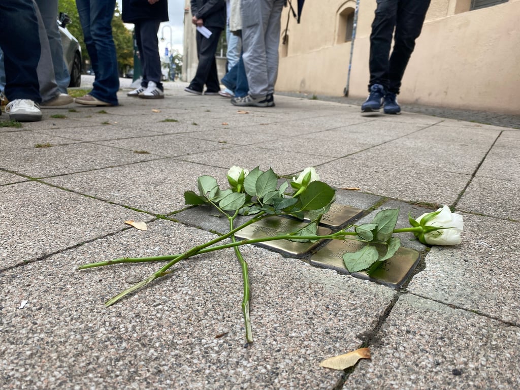 Mit Rosen und blankgeputzten Stolpersteinen machen die Schüler des Magdeburger Hegelgymnasiums auf die Schicksale jüdischer Personen aufmerksam.