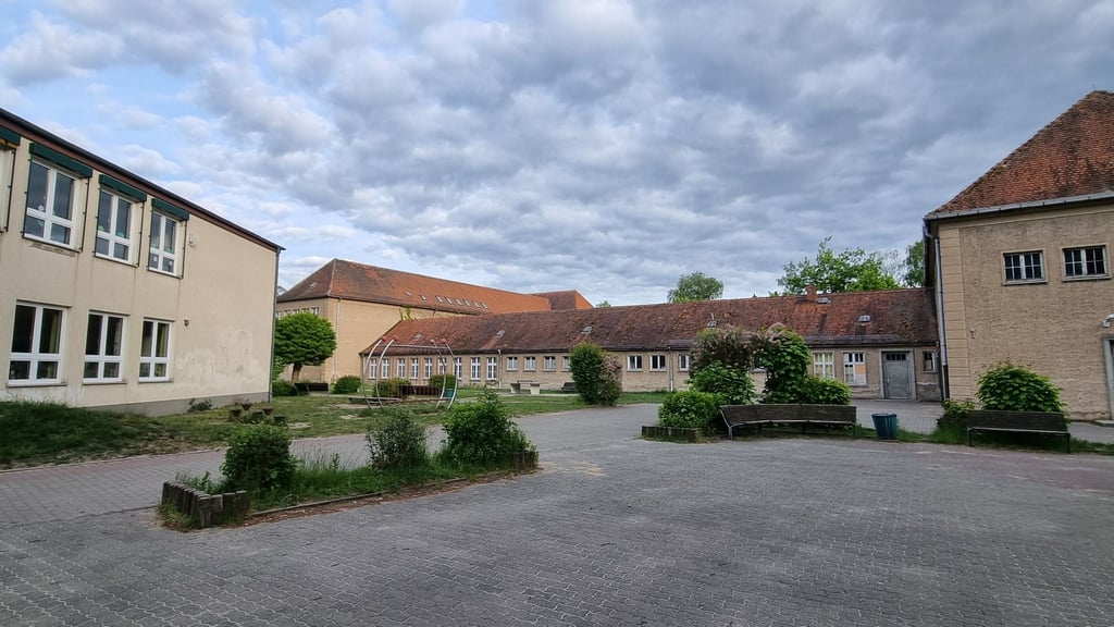 Blick auf den Schulhof der Grundschule Havelberg, im Hintergrund ist die alte Sekundarschule zu sehen.