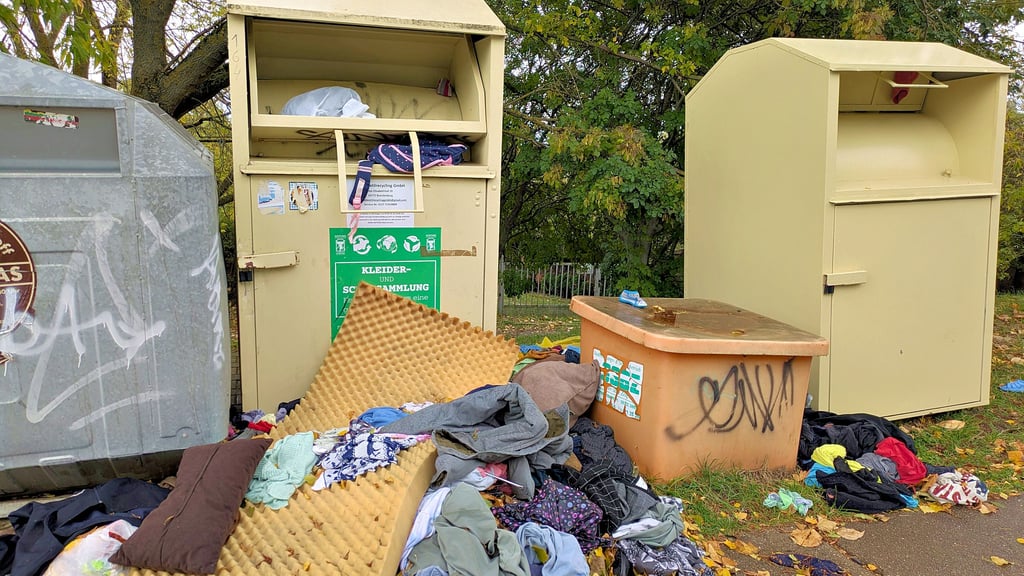 So sieht es an den Altkleidercontainern an der Wendeschleife in Zeitz-Ost – Dietrich-Bonhoeffer-Straße – aus.