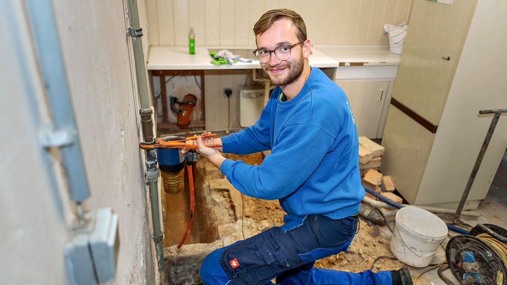 Das evangelische Gemeindehaus gleich hinter der Kirche in Reuden wird saniert. Johannes Scheibe installiert dort neue Leitungen.