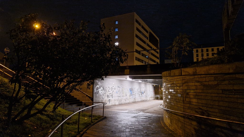 Hier traut man sich nachts kaum durch: Der Fußgängertunnel zwischen HWG Hochhaus und Riebeckplatz.