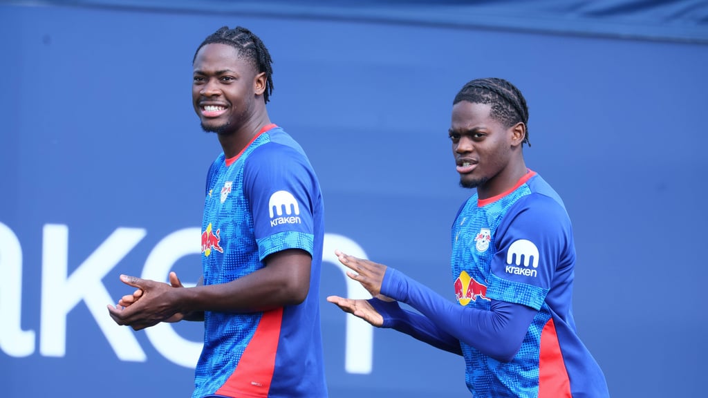 Castello Lukeba (r.) El Chadaille Bitshiabu im Training von RB Leipzig.