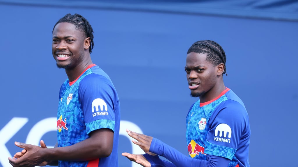Castello Lukeba (r.) El Chadaille Bitshiabu im Training von RB Leipzig.