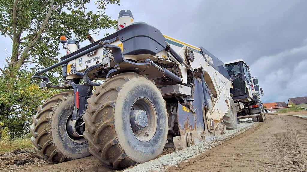 Pilotprojekt in Sachsen-Anhalt: Mit diesem Fahrzeug entsteht im Kreis Stendal eine neue Straße, und zwar doppelt so schnell und deutlich kostengünstiger als mit herkömmlichen Methoden.