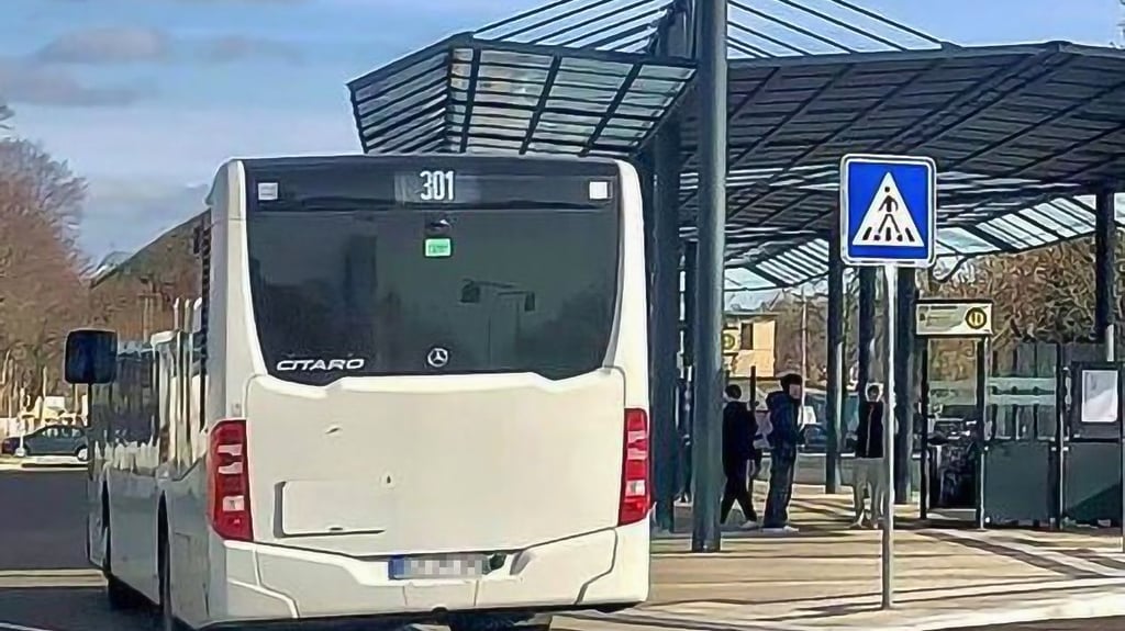 Wenn es nach den Zeitzern geht, dann sollten vom Busbahnhof Busse in allte Ortschaften fahren – auch noch am Abend.